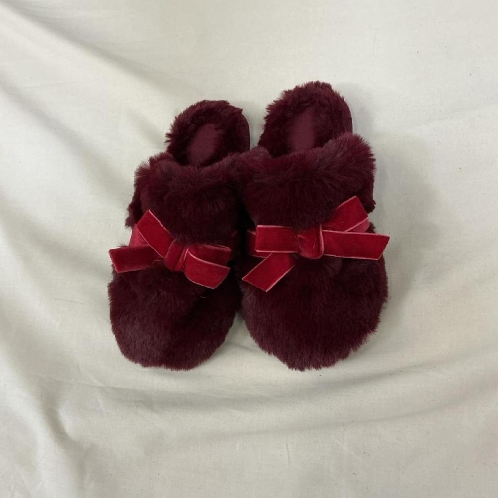 Super cozy burgundy faux fur slippers